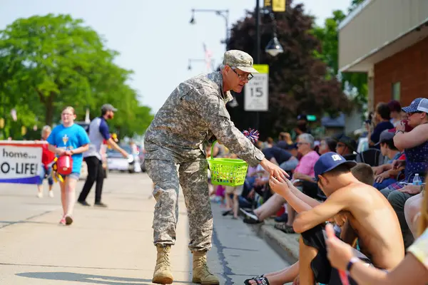 Yeni Lizbon, Wisconsin ABD - 10 Temmuz 2021 Wa Du Shuda Günleri Festivali geçit töreni.
