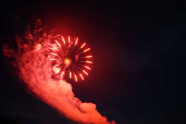 Feuerwerk Erhellt Den Dunklen Himmel Über Fisk Wisconsin Tag Vor lizenzfreie Stockfotos