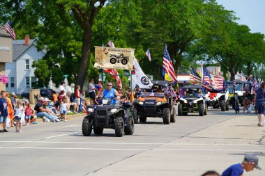 Yeni Lizbon, Wisconsin ABD - 10 Temmuz 2021 Wa Du Shuda Günleri Festivali geçit töreni.