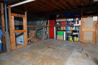 Fond du Lac, Wisconsin USA - 28 Mart 2021: Apartman bodrum hücre depolama birimleri.