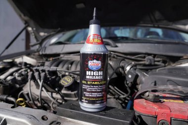 Fond du Lac, Wisconsin USA - 6 Mart 2021: 1 litre Lucas yağı dengeleyici. Yıpranmış bir motor ile ilişkili gürültü, emisyon ve yağ tüketimini ortadan kaldırır.