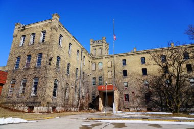 1953 'te yapılmış eski terk edilmiş fabrika binaları hala Racine, Wisconsin' de duruyor.