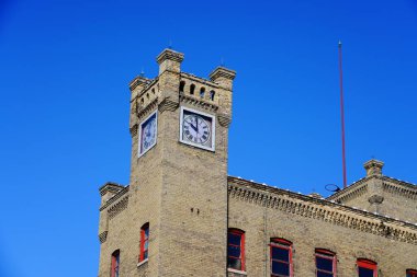 Racine, Wisconsin 'de terk edilmiş bir fabrikada eski bir taş saat kulesi.