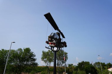 Mavi arkaplanda büyük bir vinç.