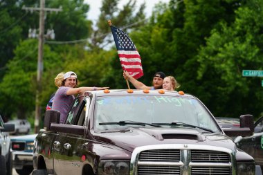 Fond du Lac, Wisconsin / USA - 18 Temmuz 2020: Düşkün du lac üyeleri caddelerdeki kamyonlarda patinaj çekti.