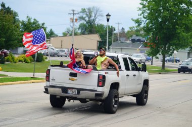 Fond du Lac, Wisconsin / USA - 18 Temmuz 2020: Düşkün du lac üyeleri caddelerdeki kamyonlarda patinaj çekti.