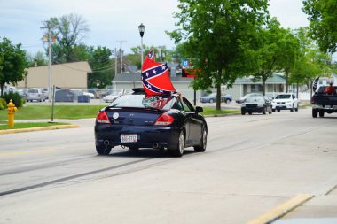 Fond du Lac, Wisconsin / USA - 18 Temmuz 2020: Düşkün du lac üyeleri sokaklarda arabalarda patinaj çektiler.