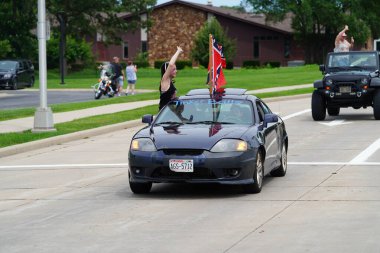 Fond du Lac, Wisconsin / USA - 18 Temmuz 2020: Düşkün du lac üyeleri sokaklarda arabalarda patinaj çektiler.