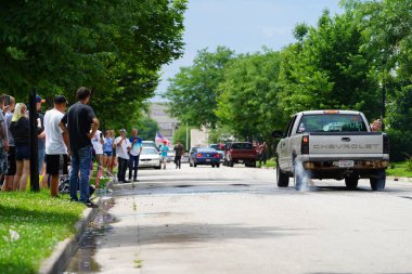 Fond du Lac, Wisconsin / USA - 18 Temmuz 2020: Düşkün du lac üyeleri caddelerdeki kamyonlarda patinaj çekti.