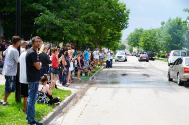 Fond du Lac, Wisconsin / USA - 18 Temmuz 2020: Düşkün du lac üyeleri caddelerdeki kamyonlarda patinaj çekti.