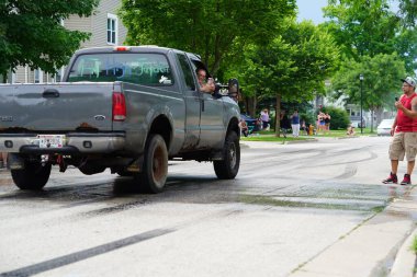 Fond du Lac, Wisconsin / USA - 18 Temmuz 2020: Düşkün du lac üyeleri caddelerdeki kamyonlarda patinaj çekti.