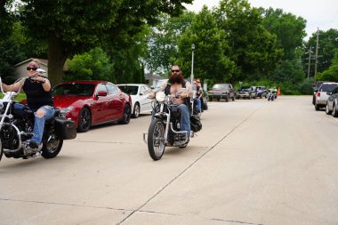 Fond du Lac, Wisconsin / USA - 18 Temmuz 2020: Sokaklarda motorsiklet süren sevgili du lac üyeleri.