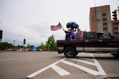 Fond du Lac, Wisconsin / USA - 18 Temmuz 2020: Düşkün du lac üyeleri caddelerdeki kamyonlarda patinaj çekti.