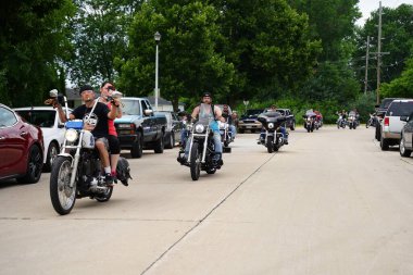 Fond du Lac, Wisconsin / USA - 18 Temmuz 2020: Sokaklarda motorsiklet süren sevgili du lac üyeleri.