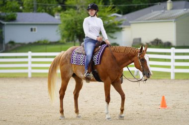 Fond du Lac, Wisconsin / USA - 17 Temmuz 2019: Wisconsin, Fond du Lac 'taki bir at çiftliğinde atıyla gezen genç kız