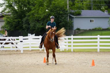 Fond du Lac, Wisconsin / USA - 17 Temmuz 2019: Wisconsin, Fond du Lac 'taki bir at çiftliğinde atıyla gezen genç kız
