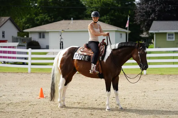 ウィスコンシン州フォンデュラック アメリカ 7月17日 2019 ウィスコンシン州フォンデュラックの公共馬場で彼女の馬に乗っている若い女の子 ロイヤリティフリーのストック写真