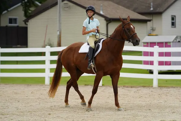ウィスコンシン州フォンデュラック アメリカ 7月17日 2019 ウィスコンシン州フォンデュラックの公共馬場で彼女の馬に乗っている若い女の子 — ストック写真