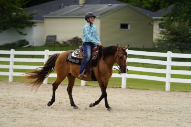 Fond du Lac, Wisconsin / USA - 17 Temmuz 2019: Wisconsin, Fond du Lac 'taki bir at çiftliğinde atıyla gezen genç kız