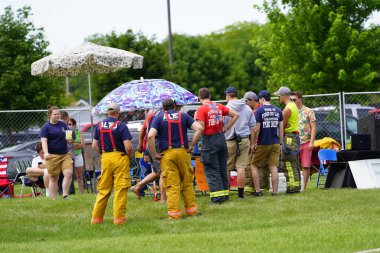 Fond du Lac, Wisconsin ABD - 20 Temmuz 2019: Yerel itfaiyeciler Fond du Lac Fuarı sırasında itfaiye su topu oyunu düzenlediler.