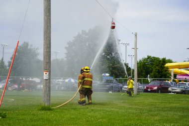 Fond du Lac, Wisconsin ABD - 20 Temmuz 2019: Yerel itfaiyeciler Fond du Lac Fuarı sırasında itfaiye su topu oyunu düzenlediler.