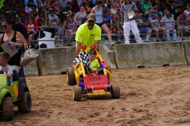 Pickett, Wisconsin / ABD - 18 Eylül 2020: Hollywood motorsporları eğlence sektöründe çocukların kullandığı güç tekerlekleri