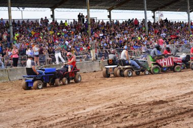 Pickett, Wisconsin / ABD - 18 Eylül 2020: Çim biçme makinesi imha derbisi, Hollywood Motor Sporları Derbisi 'nde pati yarışması düzenlendi..