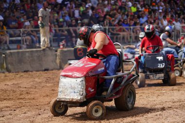 Pickett, Wisconsin / ABD - 18 Eylül 2020: Çim biçme makinesi imha derbisi, Hollywood Motor Sporları Derbisi 'nde pati yarışması düzenlendi..