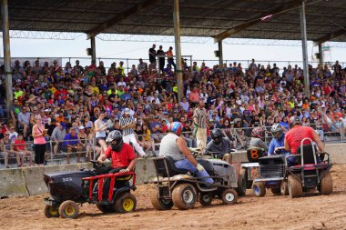 Pickett, Wisconsin / ABD - 18 Eylül 2020: Çim biçme makinesi imha derbisi, Hollywood Motor Sporları Derbisi 'nde pati yarışması düzenlendi..