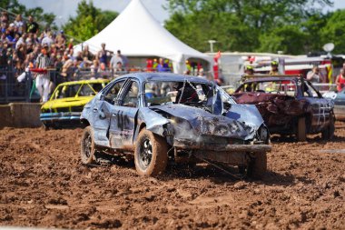 Pickett, Wisconsin / ABD - 18 Eylül 2020: Hollywood motor sporları eğlencesi, her yıl patinaj derbisi için pençelerini kaldırdı.