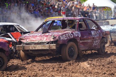 Pickett, Wisconsin / ABD - 18 Eylül 2020: Hollywood motor sporları eğlencesi, her yıl patinaj derbisi için pençelerini kaldırdı.