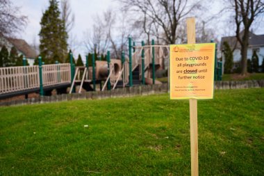 Fond du Lac, Wisconsin / USA - 3 Nisan 2020: Covid-19 Coronavirus salgınının Amerika Birleşik Devletleri genelinde yayılması nedeniyle birçok oyun parkı ve oyun alanı yasaklanmıştır..
