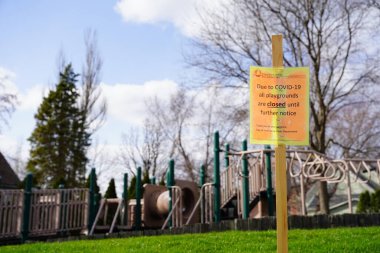 Fond du Lac, Wisconsin / USA - 3 Nisan 2020: Covid-19 Coronavirus salgınının Amerika Birleşik Devletleri genelinde yayılması nedeniyle birçok oyun parkı ve oyun alanı yasaklanmıştır..