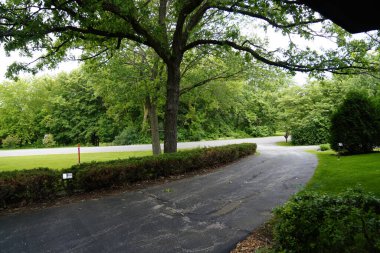 Fond du Lac, Wisconsin / USA - 6 Haziran 2019: Fond du Lac, Wisconsin 'deki 1970' lerin evinin arka bahçesi