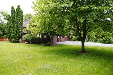 Fond du Lac, Wisconsin / USA - 6 Haziran 2019: 1970 'lerin Fond du Lac, Wisconsin' deki bir evin 3 araçlık garajının önü