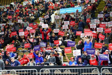 Milwaukee, Wisconsin / ABD - 14 Ocak 2020: 45. ABD Başkanı Donald Trump 'ın birçok destekçisi UW-Milwaukee Panter Arena' da düzenlenen Make America Great Again mitingine katıldı..