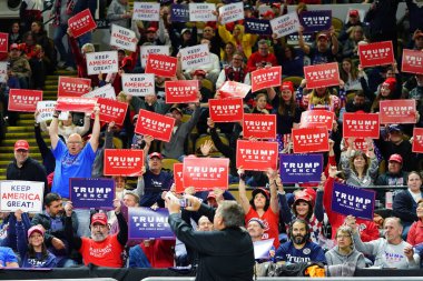 Milwaukee, Wisconsin / ABD - 14 Ocak 2020: 45. ABD Başkanı Donald Trump 'ın birçok destekçisi UW-Milwaukee Panter Arena' da düzenlenen Make America Great Again mitingine katıldı..