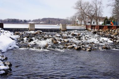 Yeşil Göl, Wisconsin 'de kış mevsiminde kaya şelalesi