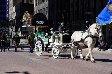 Milwaukee, Wisconsin ABD - 12 Mart 2022 Saint Patrick gibi giyinmiş bir adam Aziz Patrick Günü geçit töreninde el salladı..