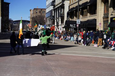 Milwaukee, Wisconsin ABD - 12 Mart 2022 Saint Patrick gibi giyinmiş bir adam Aziz Patrick Günü geçit töreninde el salladı..