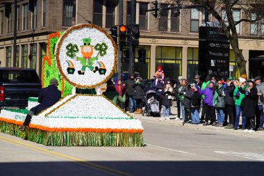 Milwaukee, Wisconsin ABD - 12 Mart 2022: Wisconsin Şamandırası Shamrock Kulübü St. Patrick Günü geçit töreninden geçti.