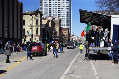 Milwaukee, Wisconsin ABD - 12 Mart 2022 Seyirciler 2022 St. Patrick Günü yürüyüşünü kaldırımlardan izledi.