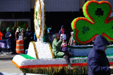 Milwaukee, Wisconsin ABD - 12 Mart 2022: Wisconsin Şamandırası Shamrock Kulübü St. Patrick Günü geçit töreninden geçti.