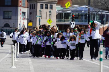 Milwaukee, Wisconsin ABD - 12 Mart 2022: Glencastle İrlanda Dans grubundan çocuklar ve yetişkinler St. Patrick Günü geçit töreninde dans ettiler.