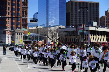 Milwaukee, Wisconsin ABD - 12 Mart 2022: Glencastle İrlanda Dans grubundan çocuklar ve yetişkinler St. Patrick Günü geçit töreninde dans ettiler.