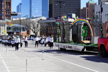 Milwaukee, Wisconsin ABD - 12 Mart 2022: Glencastle İrlanda Dans grubundan çocuklar ve yetişkinler St. Patrick Günü geçit töreninde dans ettiler.