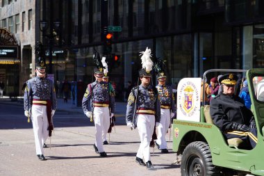 Milwaukee, Wisconsin ABD - 12 Mart 2022: St. John 's Northwestern Askeri Akademisi St. Patrick Günü geçit töreninde yürüdü.