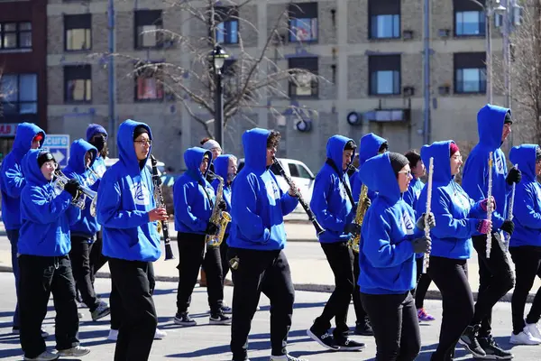 Milwaukee, Wisconsin ABD - 12 Mart 2022: Milwaukee Lisesi müzik grubu St. Patrick Günü geçit töreninde yürüdü.