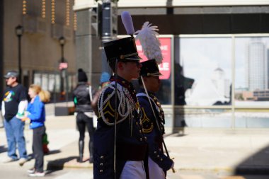 Milwaukee, Wisconsin ABD - 12 Mart 2022: St. John 's Northwestern Askeri Akademisi St. Patrick Günü geçit töreninde yürüdü.