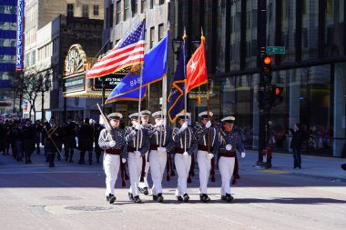 Milwaukee, Wisconsin ABD - 12 Mart 2022: St. John 's Northwestern Askeri Akademisi St. Patrick Günü geçit töreninde yürüdü.